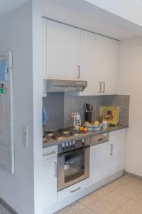 Una cocina o zona de cocina en Ferienhaus Ostsee - a70522