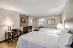 Postel nebo postele na pokoji v ubytování Red Roof Inn PLUS+ Dallas - Addison
