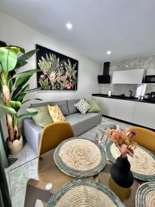 a living room with a couch and a table at Apartamento Lucano in Córdoba