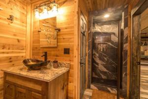 un bagno con lavandino e doccia di Northwoods Log Cabin - 3 acre retreat! a Webb Lake Altre 27 foto