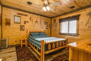 una camera con un letto in una baita di tronchi di Northwoods Log Cabin - 3 acre retreat! a Webb Lake