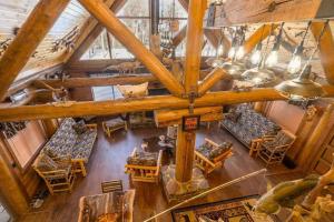 una vista dall'alto di un soggiorno in un edificio in tronchi di Northwoods Log Cabin - 3 acre retreat! a Webb Lake