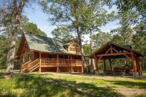 una baita di tronchi con portico e gazebo di Northwoods Log Cabin - 3 acre retreat! a Webb Lake