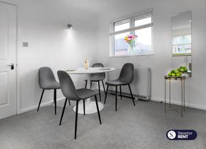 a dining room with a table and chairs and a window at Maidenhead - 1 Bed Modern Flat - Private Entrance in Maidenhead