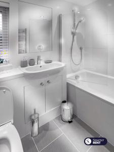 a bathroom with a sink and a tub and a toilet at Maidenhead - 1 Bed Modern Flat - Private Entrance in Maidenhead