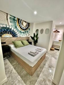 a bedroom with a bed and a painting on the wall at Apartamento Lucano in Córdoba