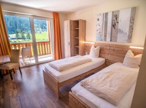 Ein Bett oder Betten in einem Zimmer der Unterkunft COOEE alpin Hotel Dachstein