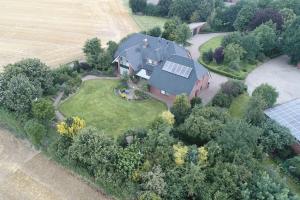 una vista aerea di una grande casa con un campo di Gartentraum CO2 neutral a Papenburg