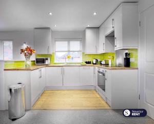 A cozinha ou cozinha compacta de Maidenhead - 1 Bed Modern Flat - Private Entrance
