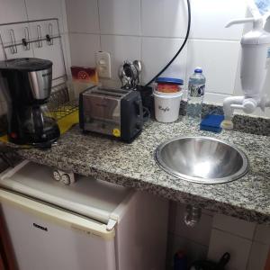 encimera de cocina con fregadero y batidora en Loft no CENTRO DO RIO DE JANEIRO em frente ao VLT e metrô en Río de Janeiro
