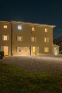 un gran edificio por la noche con sus luces encendidas en Casa Vettor, en Valdobbiadene