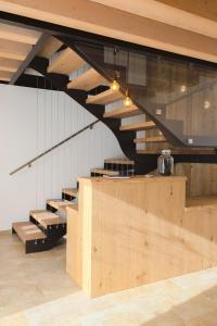 un conjunto de escaleras en una habitación con suelo de madera en Casa Vettor, en Valdobbiadene