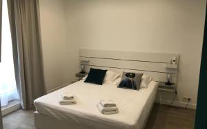 sypialnia z łóżkiem z ręcznikami w obiekcie Elégant appartement dans le quartier Concorde à Paris w Paryżu