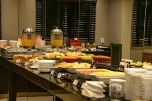 巴烏魯的住宿－巴烏魯舒適酒店，包含多种不同食物的自助餐