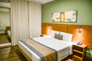 Una habitación de hotel con una cama en una habitación en Comfort Hotel Bauru, en Bauru