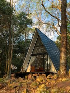 a small house with a metal roof on a hill at Salto Suizo Parque Ecologico in Independencia