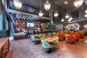 a restaurant with tables and chairs and a bar at Hotel Indigo Nashville - The Countrypolitan in Nashville