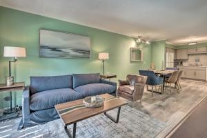 uma sala de estar com um sofá e uma mesa em Convenient Hilton Head Island Condo with Pool! em Hilton Head Island