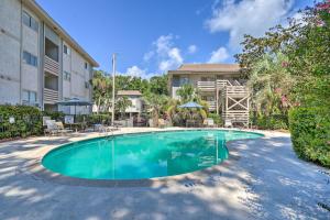uma piscina em frente a um edifício em Convenient Hilton Head Island Condo with Pool! em Hilton Head Island