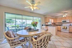 cocina con mesa con sillas y comedor en Canalfront New Port Richey Home with Boat Dock!, en New Port Richey