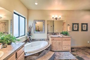 Un baño grande con bañera y lavabo. en Torreon Crows Nest Mountain Home with Views!, en Show Low 35 fotos más