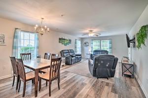uma sala de jantar e sala de estar com mesa e cadeiras em Myrtle Beach Condo with Screened Porch and Pool Access em Myrtle Beach