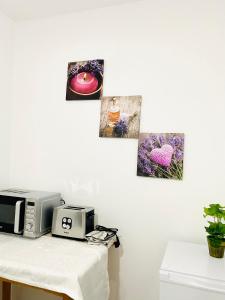 uma mesa com um micro-ondas e quadros na parede em Central House em Sighisoara