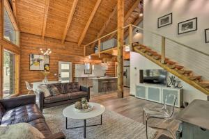 Sundance的住宿－Provo Cabin with Mountain Views, Babbling Creek，客厅配有沙发和桌子