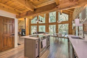 Sundance的住宿－Provo Cabin with Mountain Views, Babbling Creek，一个带木制天花板的大厨房和一个大厨房岛