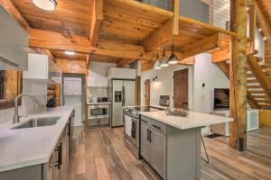 Ảnh trong thư viện ảnh của Provo Cabin with Mountain Views, Babbling Creek ở Sundance +24 ảnh