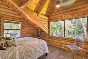Sundance的住宿－Provo Cabin with Mountain Views, Babbling Creek，小木屋内的卧室,配有床和2扇窗户