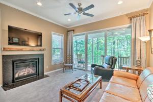 uma sala de estar com lareira e televisão em Waterfront McCormick Townhome with Deck and Views em McCormick