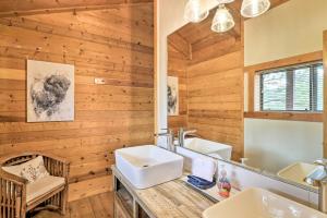 un bagno con due lavandini e uno specchio di Luxe Pagosa Springs Cabin with Sauna and Hot Tub! a Pagosa Springs Altre 27 foto