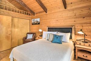 una camera con un letto e una sedia in una cabina di Luxe Pagosa Springs Cabin with Sauna and Hot Tub! a Pagosa Springs
