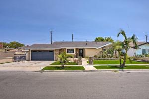 安納海姆的住宿－Quiet Anaheim Home with Pool, 5 Mi to Disney!，街道前有棕榈树的房子