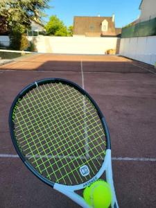 Tenis alebo squash v ubytovaní LUXURY VILLA - Casa Di Roma aux portes de paris et disneyland alebo jeho okolí