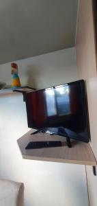uma televisão numa prateleira numa sala em AGRICAMPING STONE VESUVIO em Ercolano