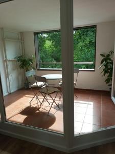 a dining room with a table and chairs and windows at ND Hotels & Apartments Bottrop am Centro in Bottrop