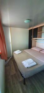 um quarto com 2 camas e toalhas em AGRICAMPING STONE VESUVIO em Ercolano