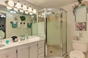 Et badeværelse på Smoky Mtn Cottage on Creek with Lanai and Forest Views + 20 billeder