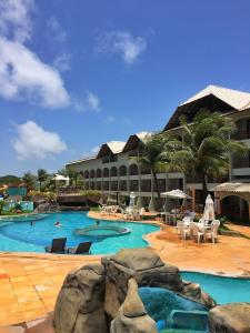 um resort com uma piscina com um resort em Hotel Privê do Atalaia em Salinópolis