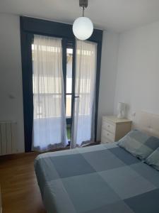 Postel nebo postele na pokoji v ubytování Relájate en Ramales de la Victoria, apartamento con piscina y parking