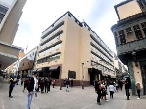 Hotel MAURY في ليما: مجموعة من الناس يتجولون في شارع