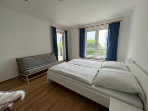 ein Schlafzimmer mit einem großen Bett und einem Fenster in der Unterkunft Ferienwohnung Strandsegler, Ferienanlage "Blaumuschel" in Lubmin