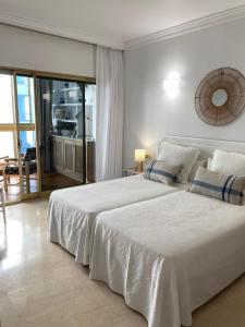 Postel nebo postele na pokoji v ubytování Precioso apartamento en primera línea de playa + 10 fotografií