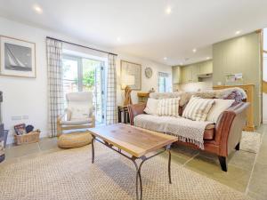 uma sala de estar com um sofá e uma mesa de centro em Hearnesbrook Barn , Emsworth em Emsworth