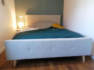 Łóżko lub łóżka w pokoju w obiekcie Appartement moderne entièrement rénové