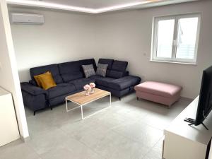 - un salon avec un canapé bleu et une table dans l'établissement Luxury Apartment SWANY, à Crikvenica