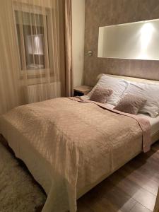 Postel nebo postele na pokoji v ubytování Janka Belvárosi Apartman