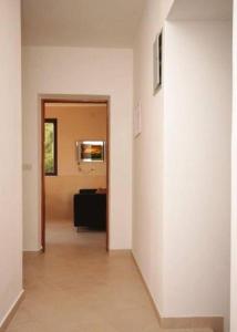 a hallway with a white wall and a room at MURIN DELFIN in Umag